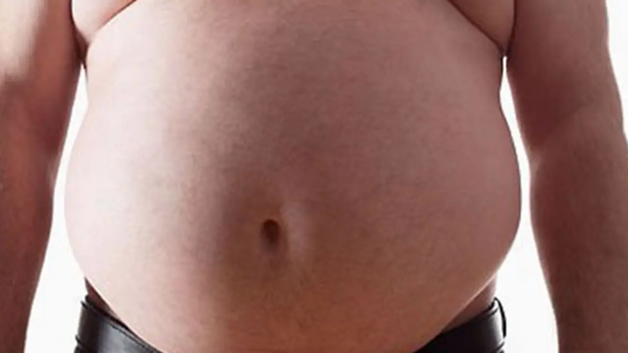 Người đàn ông bụng phình to như "mang thai", bác sĩ lấy ra thứ "đáng sợ" nặng 20kg