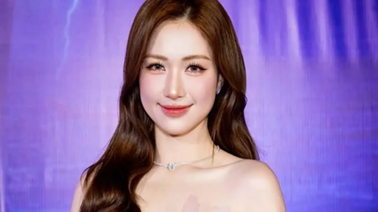 "Người đàn ông đặc biệt" gây chú ý khi đứng lặng quan sát Hòa Minzy