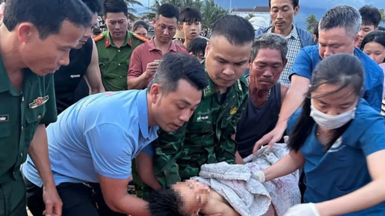 Người đàn ông lao ra biển cứu thành công cháu bé bị đuối nước
