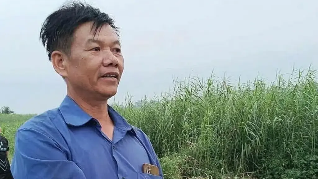 Người đàn ông lao xuống sông Lô tìm học sinh đuối nước
