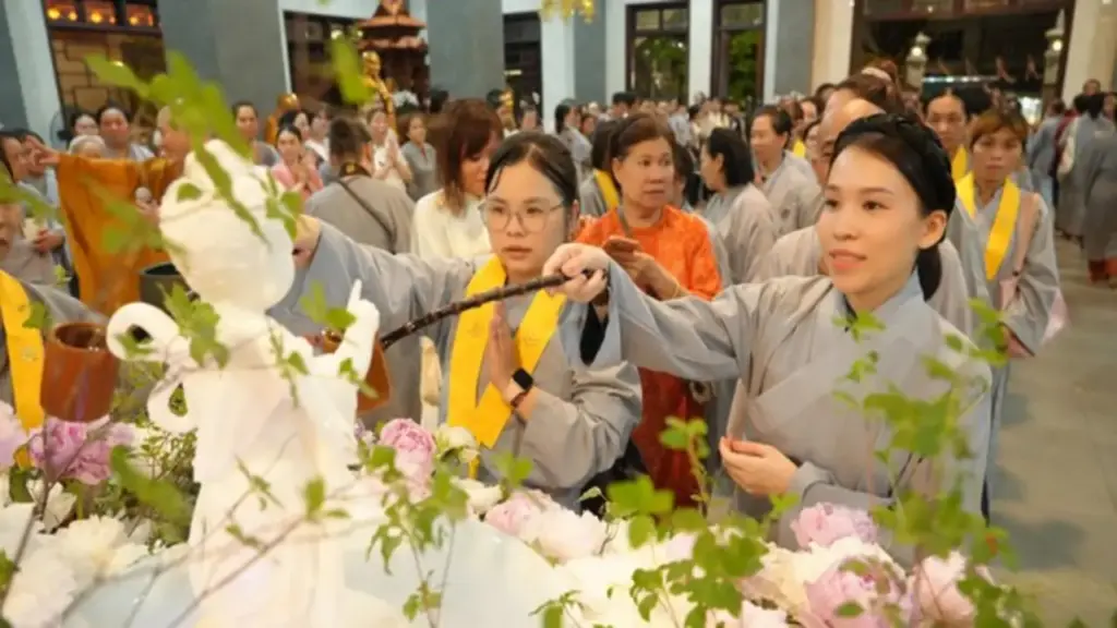 Người dân TP.HCM đi chùa tắm Phật, tìm bình an mùa Phật đản 2026