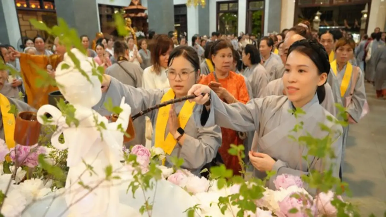 Người dân TP.HCM đi chùa tắm Phật, tìm bình an mùa Phật đản 2026