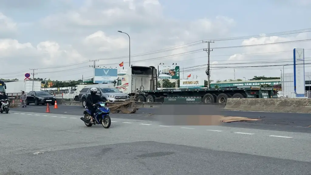 Người đi bộ bị taxi tông rồi thêm xe khác cán tử vong ở TPHCM