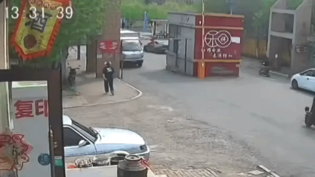 Người đi bộ đổ gục vì xe tải đâm thanh chắn cổng