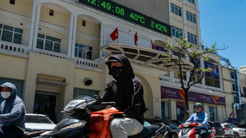 Người Hà Nội đi làm sớm tránh nắng nóng