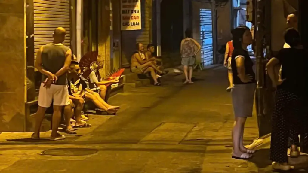 Người Hà Nội tìm chỗ ngủ vì mất điện giữa đêm nóng cao điểm