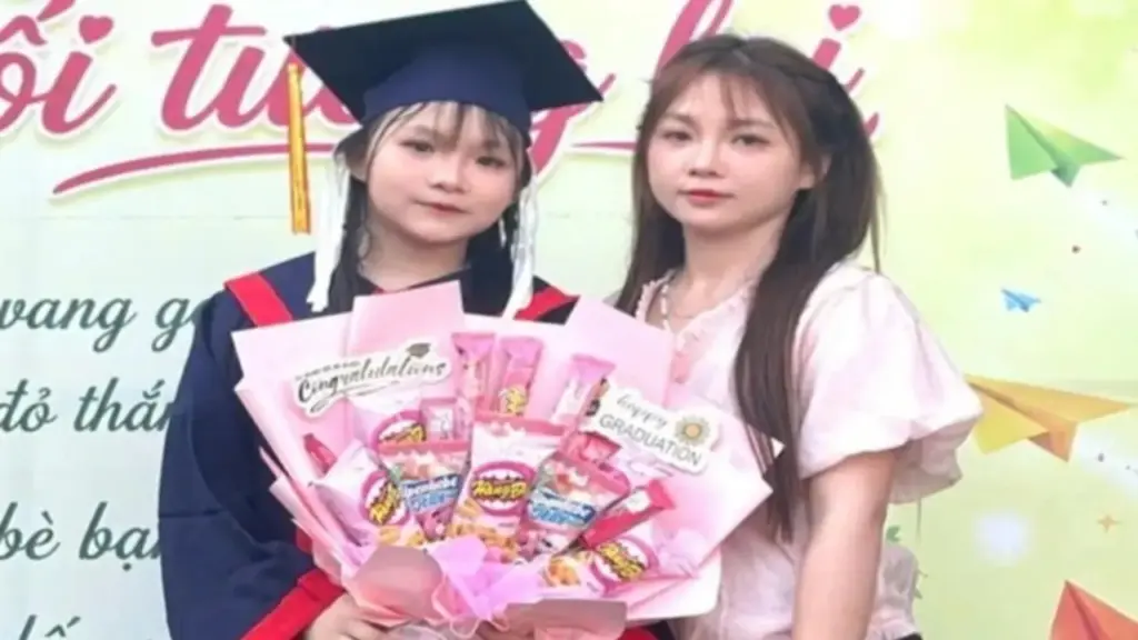 Người mẹ ở Thái Nguyên gây sốt vì trẻ trung như chị em sinh đôi với con gái