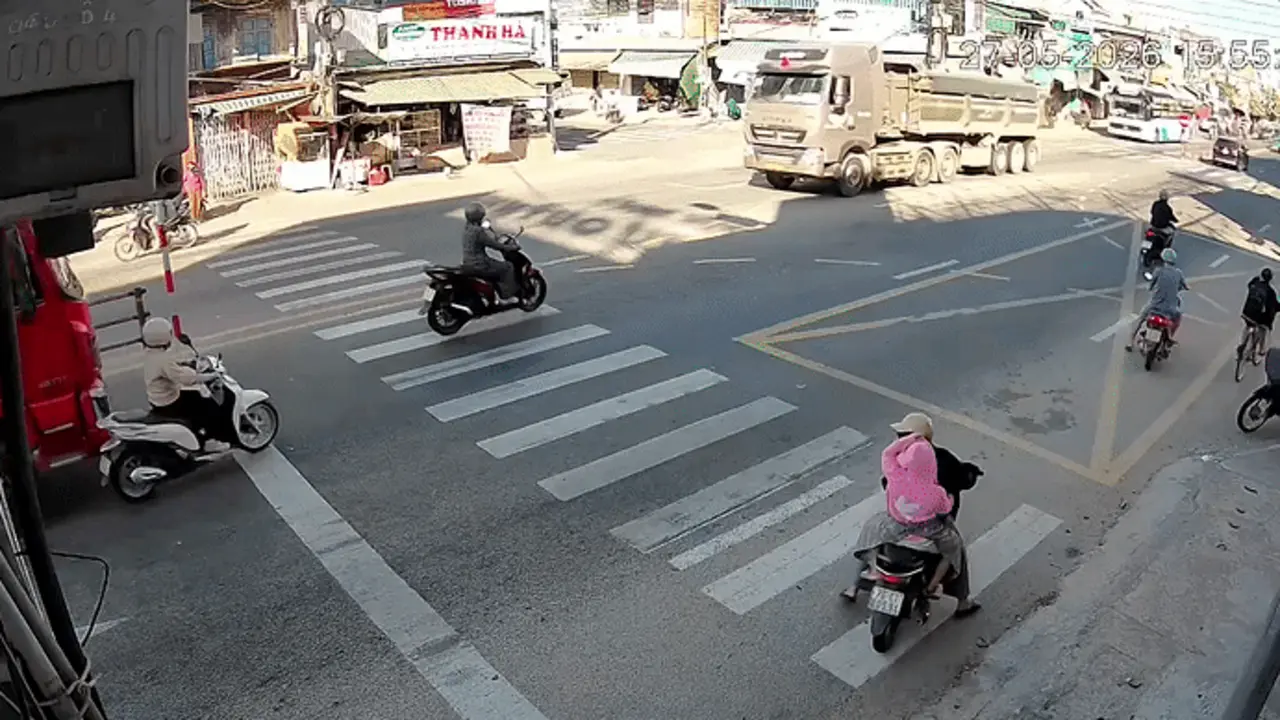 Người phụ nữ thoát chết khó tin dưới gầm xe tải