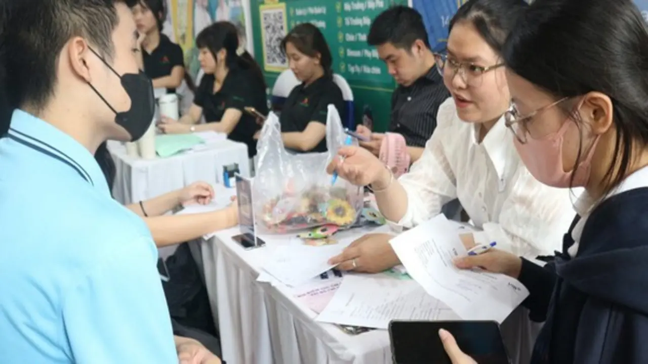 Người trẻ đi làm nhưng không muốn gắn bó lâu dài, doanh nghiệp ứng phó sao?