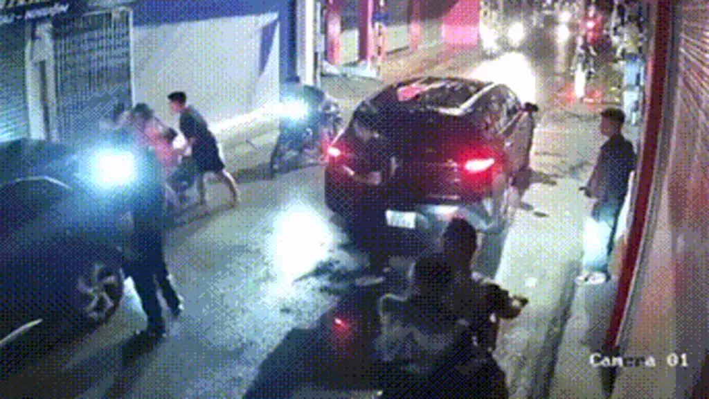 Nguyên nhân 2 cô gái bị hành hung lúc nửa đêm ở Hà Nội