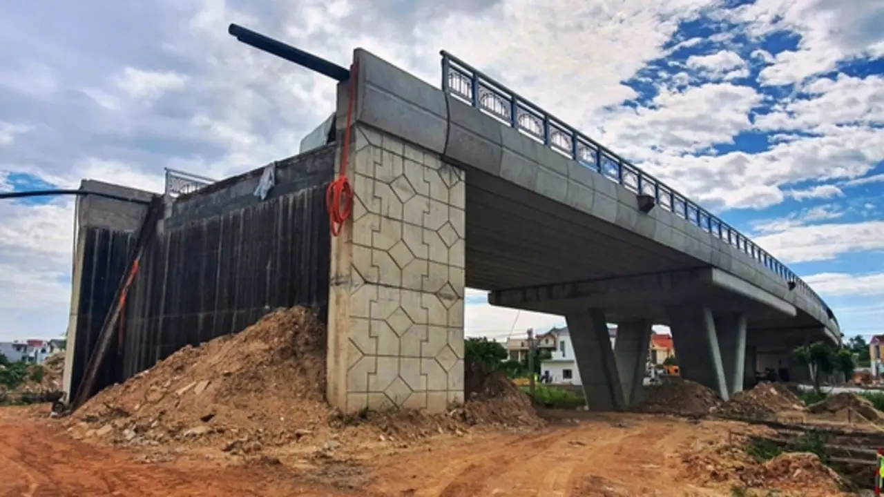 Nguyên nhân khiến dự án cầu vượt gần 200 tỷ đồng ở Quảng Trị khó về đích đúng hẹn