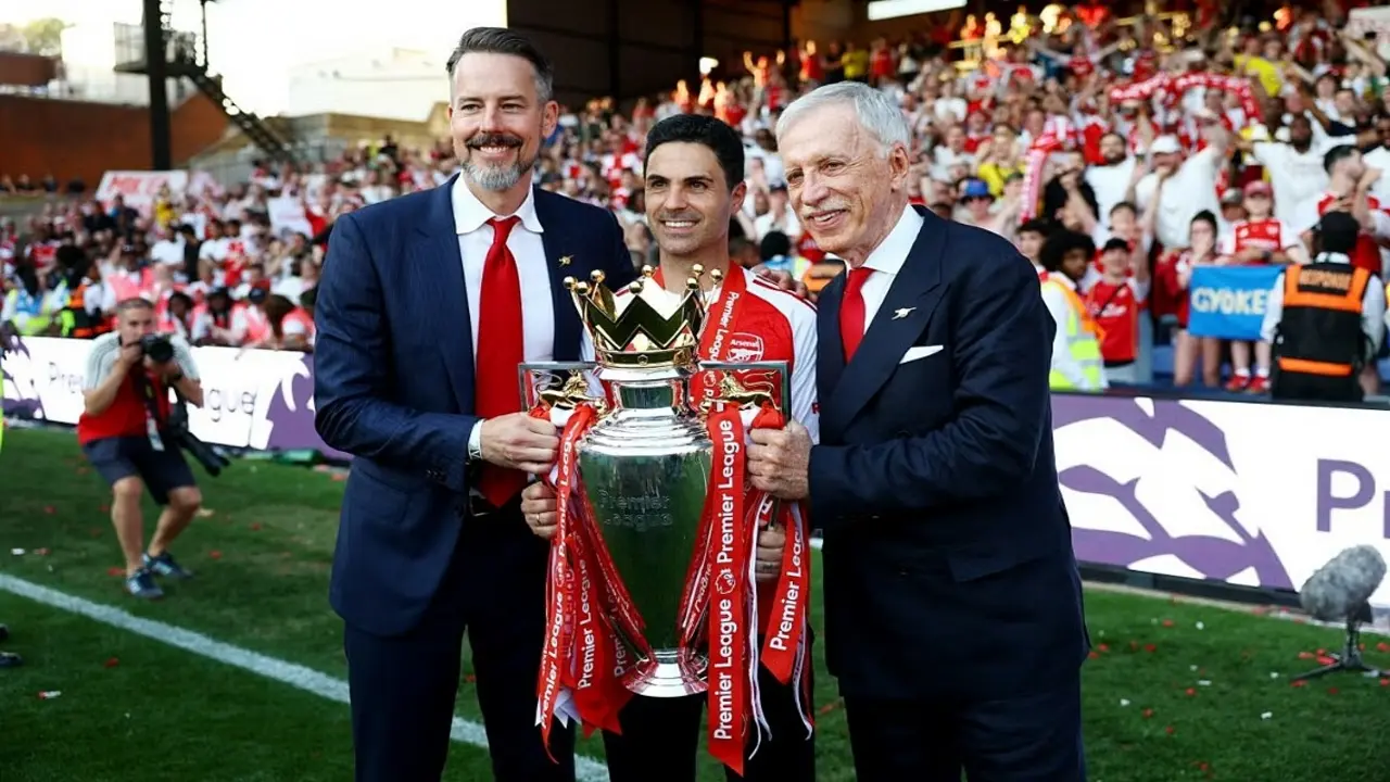 Nhà Kroenke hồi sinh Arsenal thế nào