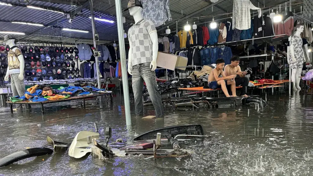 Nha Trang ngập sâu sau mưa