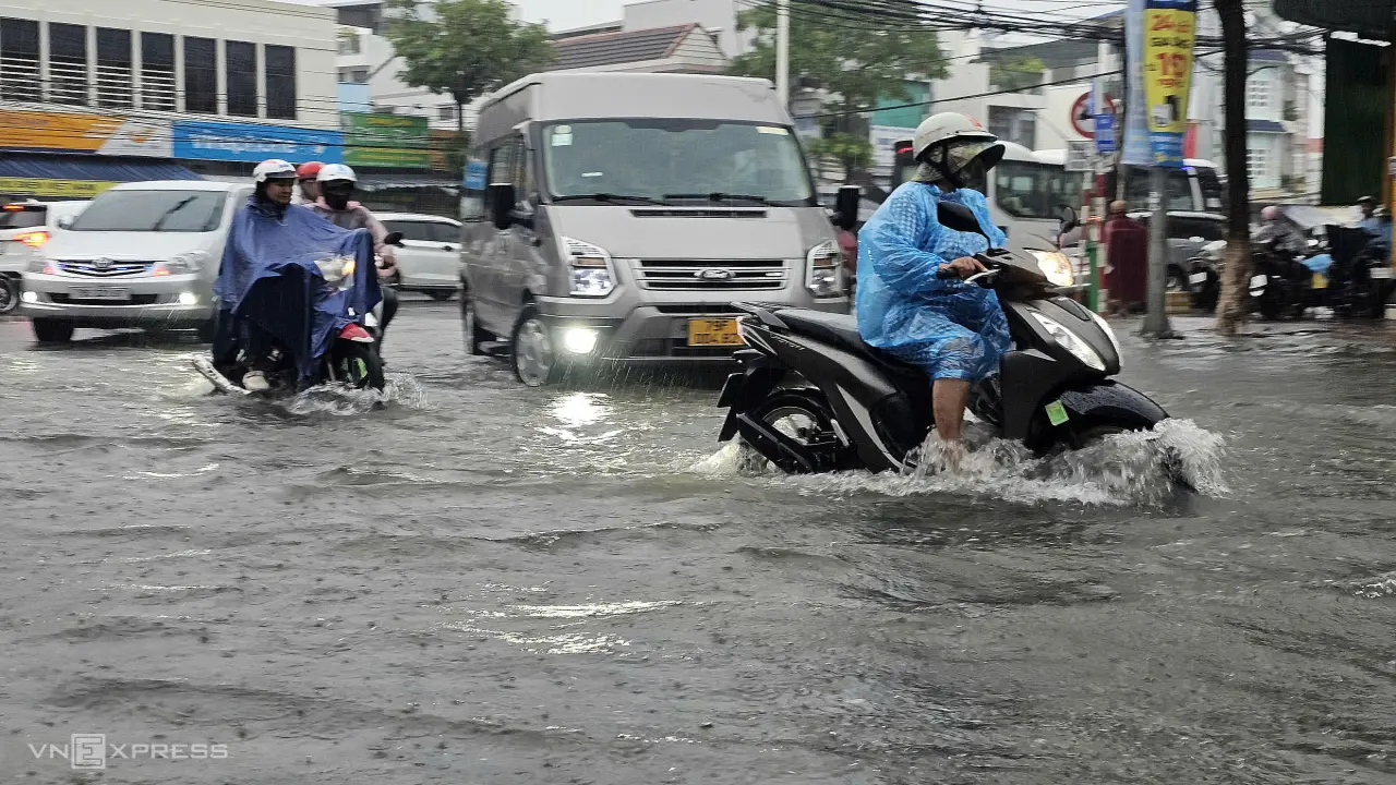 Nha Trang ngập sau trận mưa dài hơn 3 giờ