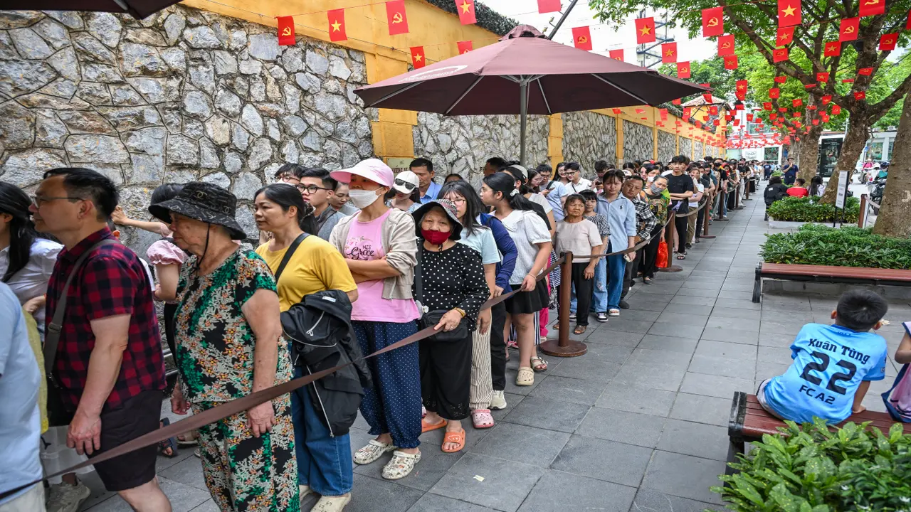 Nhà tù Hỏa Lò chật kín khách tham quan