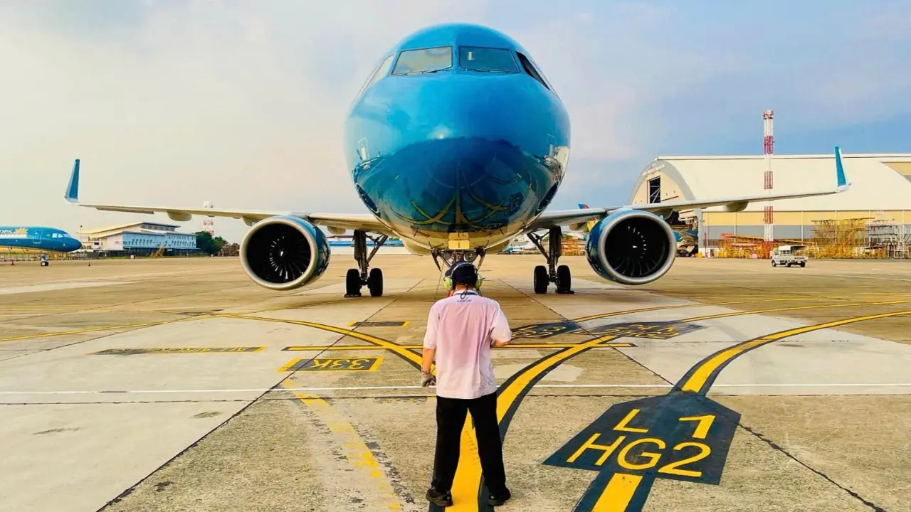 Nhân viên sân bay làm việc dưới nền nhiệt sân đỗ hơn 70 độ C