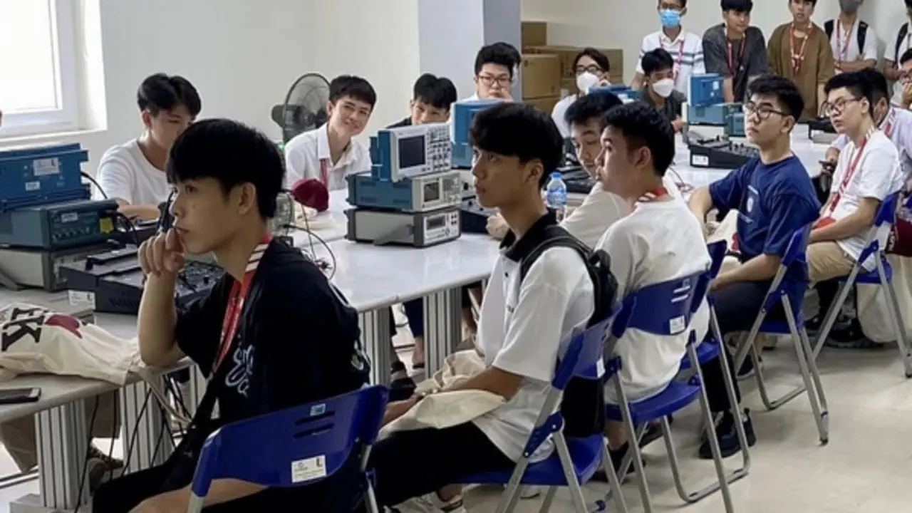 Nhiều đối tượng tuyển sinh từ năm 2025 được cấp học bổng 3,7 - 8,4 triệu/tháng
