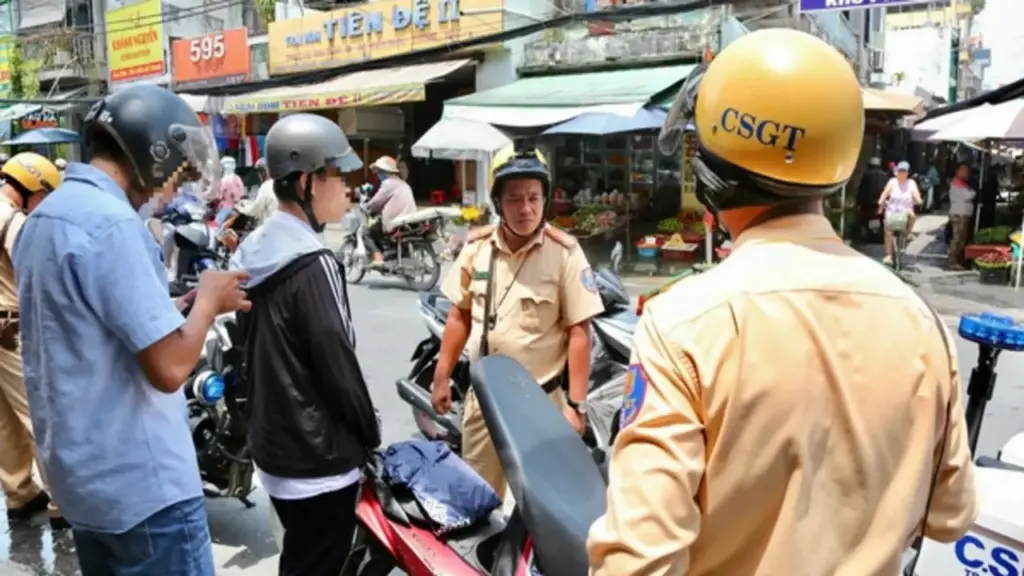 Nhiều học sinh đi xe đạp điện mắc lỗi này, hậu quả có thể rất nghiêm trọng
