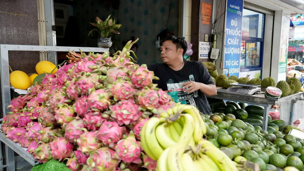 Nhiều loại trái cây 'rẻ như cho', nhà vườn lại 'khóc ròng'