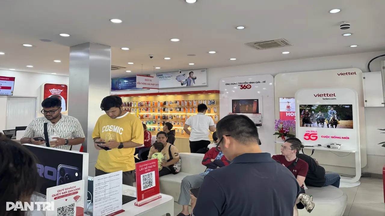 Nhiều thuê bao bị khóa một chiều, người dân tấp nập đi xác thực SIM