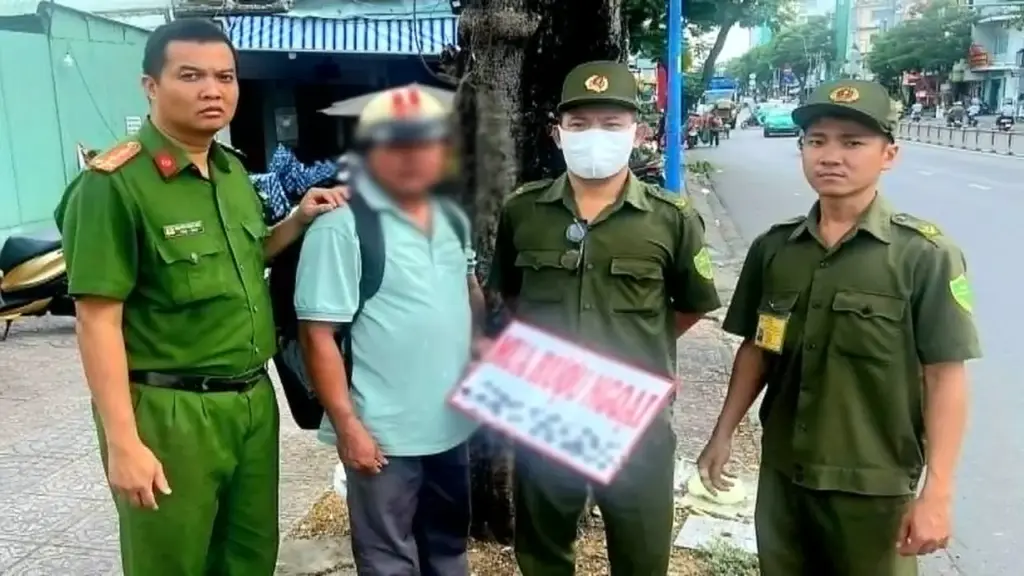Nhờ 'mắt thần đường phố', phường Nhiêu Lộc xử phạt người gắn quảng cáo trái phép