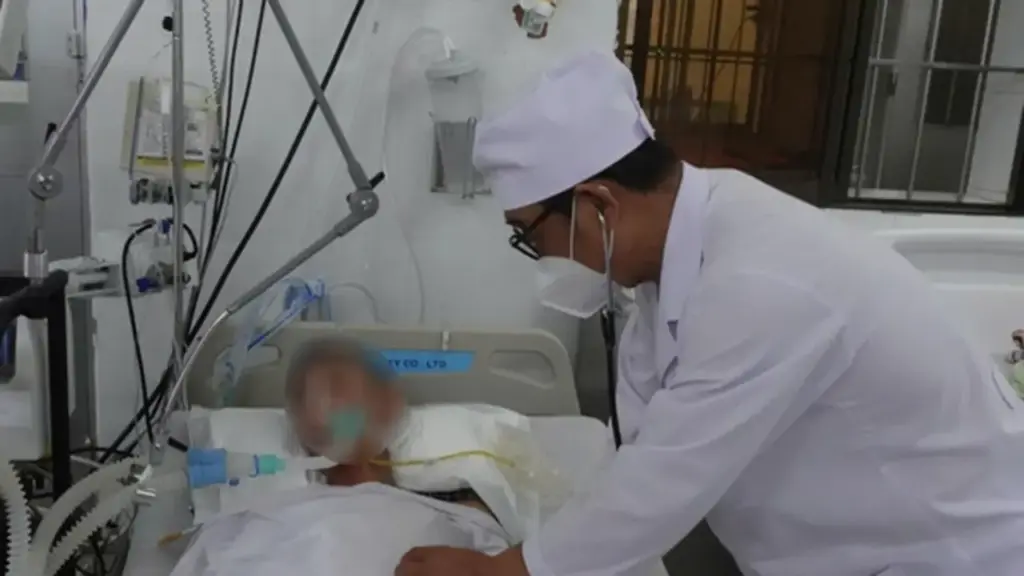 Nhóm bạn uống rượu mua gần nhà, 1 người tử vong, 2 người nhập viện cấp cứu