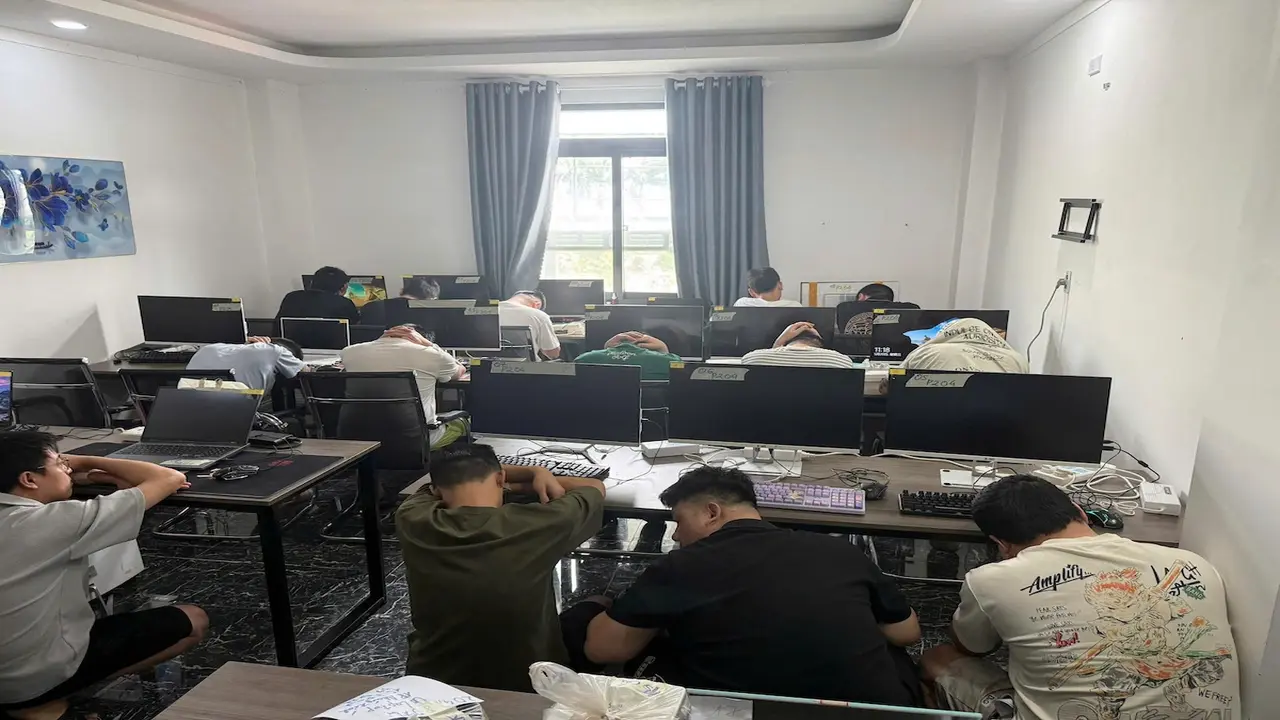 Nhóm người nước ngoài thuê khách sạn, lắp máy móc nghi lừa đảo mạng