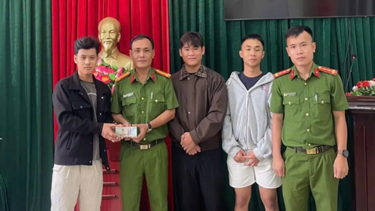 Nhóm sinh viên đi làm thêm nhặt được 30 triệu đồng, giao công an tìm người trả lại