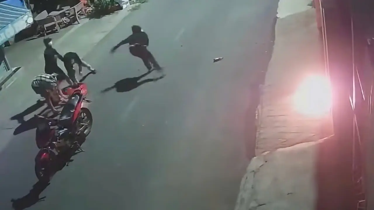 Nhóm thanh niên ném bom xăng vào nhà có 6 người đang ngủ
