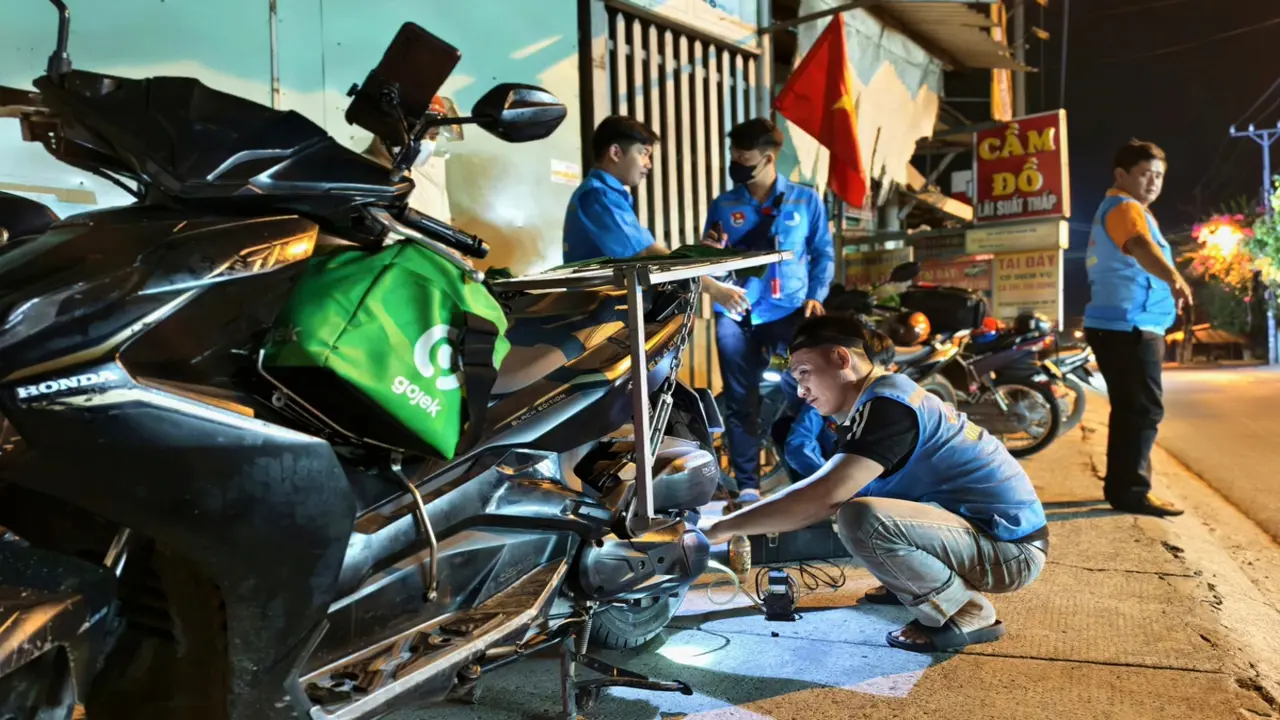 Nhóm thanh niên ở Bà Điểm sửa xe miễn phí giúp người đi đường lúc đêm khuya