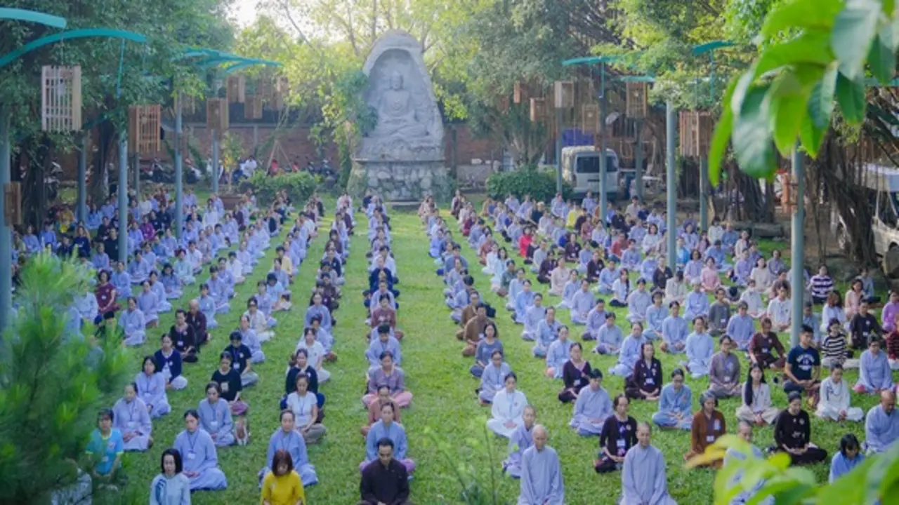 Những đôi giày công sở trước thiền đường: Người trẻ tìm gì ở cửa chùa?