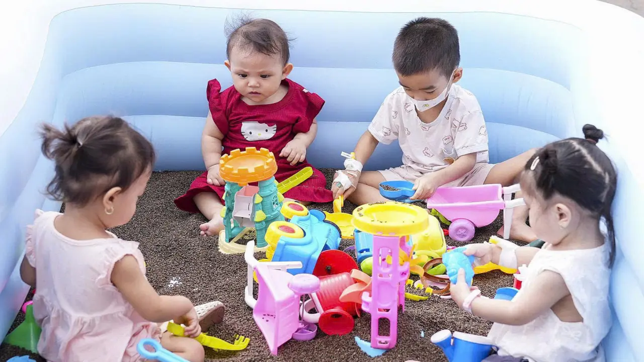 Những em bé bệnh nặng đón Tết thiếu nhi trong viện