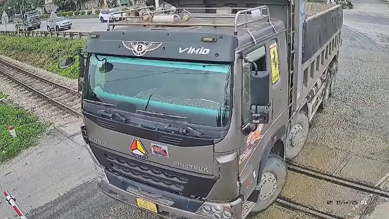Những tài xế 'cược mạng' trên đường ray tàu hỏa