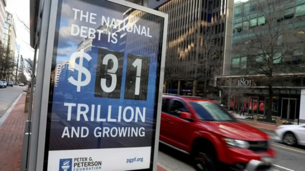 Nợ công của Mỹ vượt 100% GDP