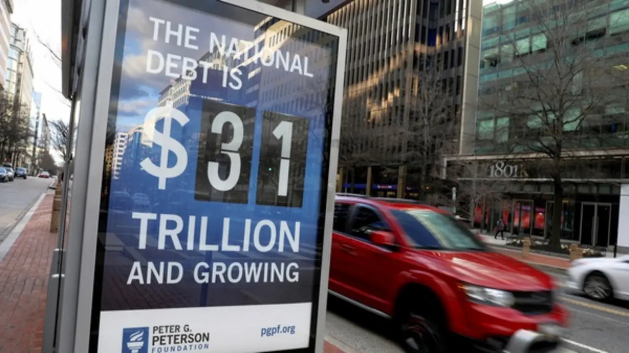 Nợ công của Mỹ vượt 100% GDP
