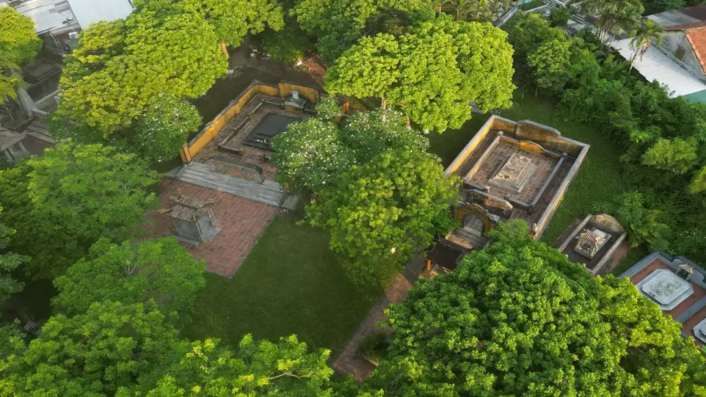 Nơi an nghỉ của hai vua triều Nguyễn bị lưu đày