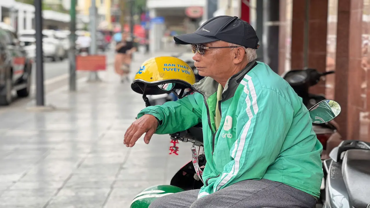 Nỗi lo sinh kế của xe ôm trong vành đai 1