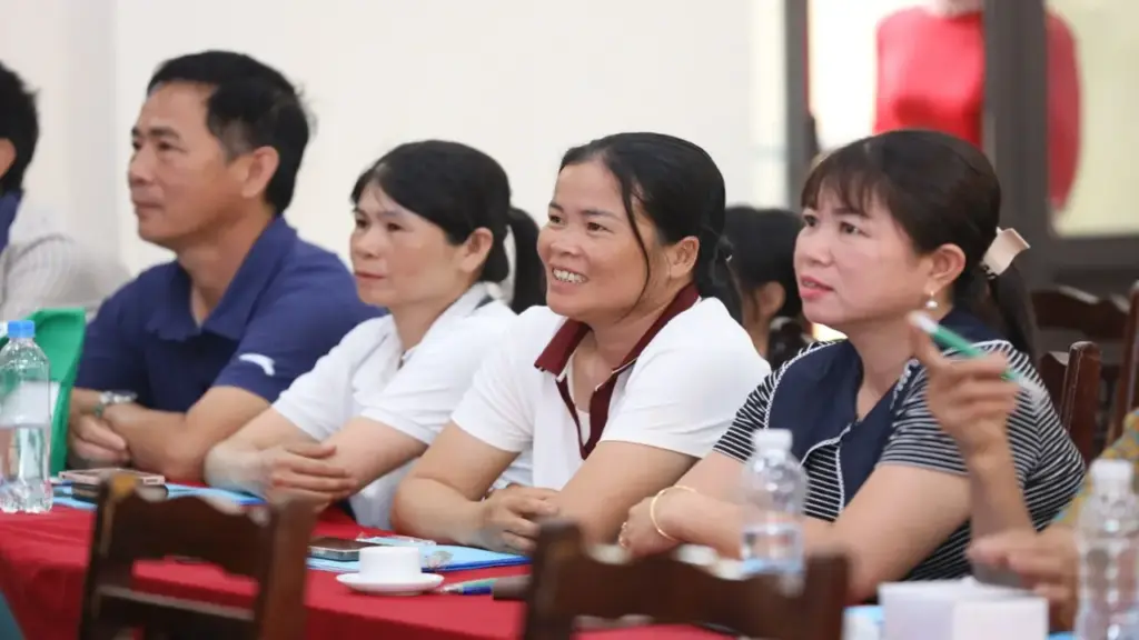 Nông dân hào hứng mang 'giỏ kỹ thuật' về nhà chăn nuôi