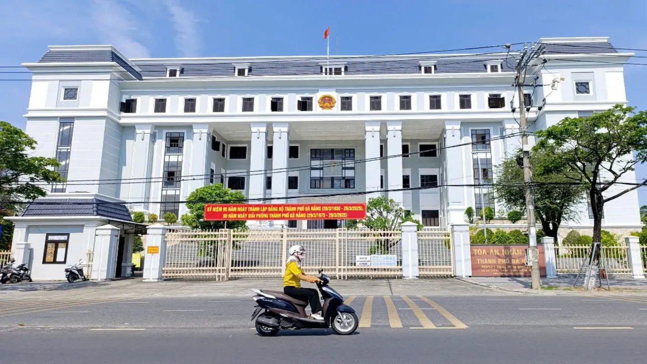 Nữ bị cáo khuyết tật trộm tiền quán bida, dùng một phần đóng học cho em, được hưởng án treo