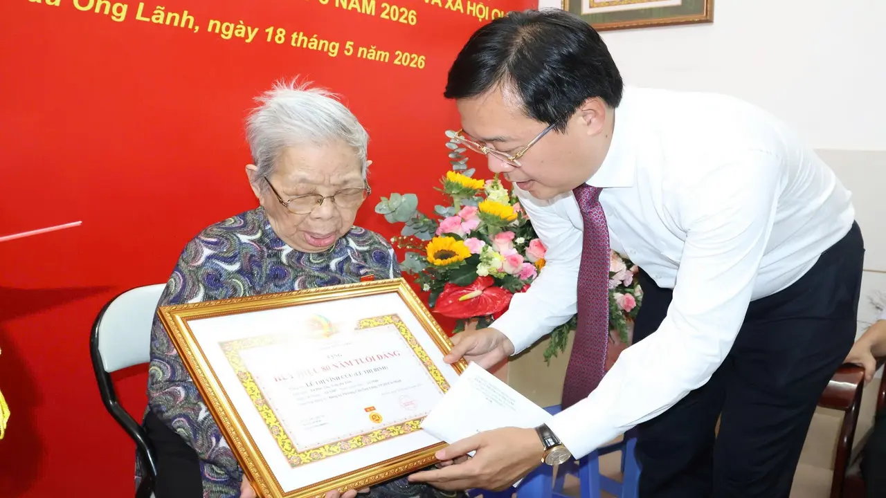 Nữ cán bộ cách mạng tại TPHCM nhận Huy hiệu 80 năm tuổi Đảng
