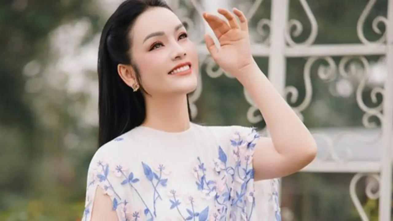 Nữ NSƯT là Phó giáo sư, khoe nhan sắc "hack tuổi' trong biệt thự đẹp như mơ