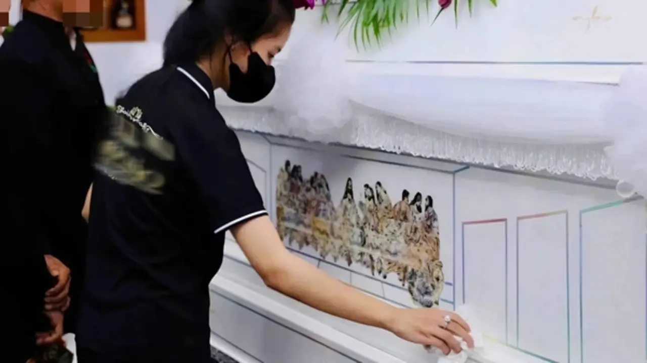 Nữ sinh cấp 3 theo cha lo hậu sự cho người nghèo: ‘Thương nhiều hơn sợ’