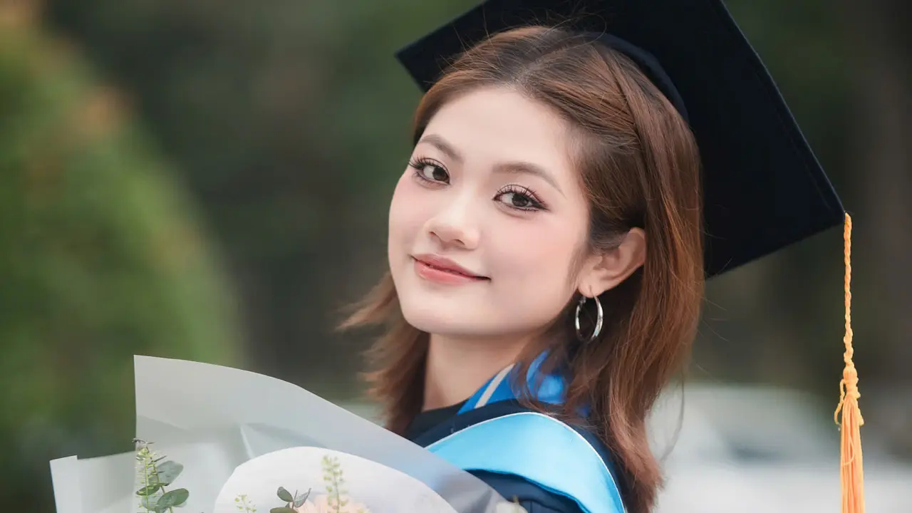 Nữ sinh tốt nghiệp sớm với bảng điểm toàn A