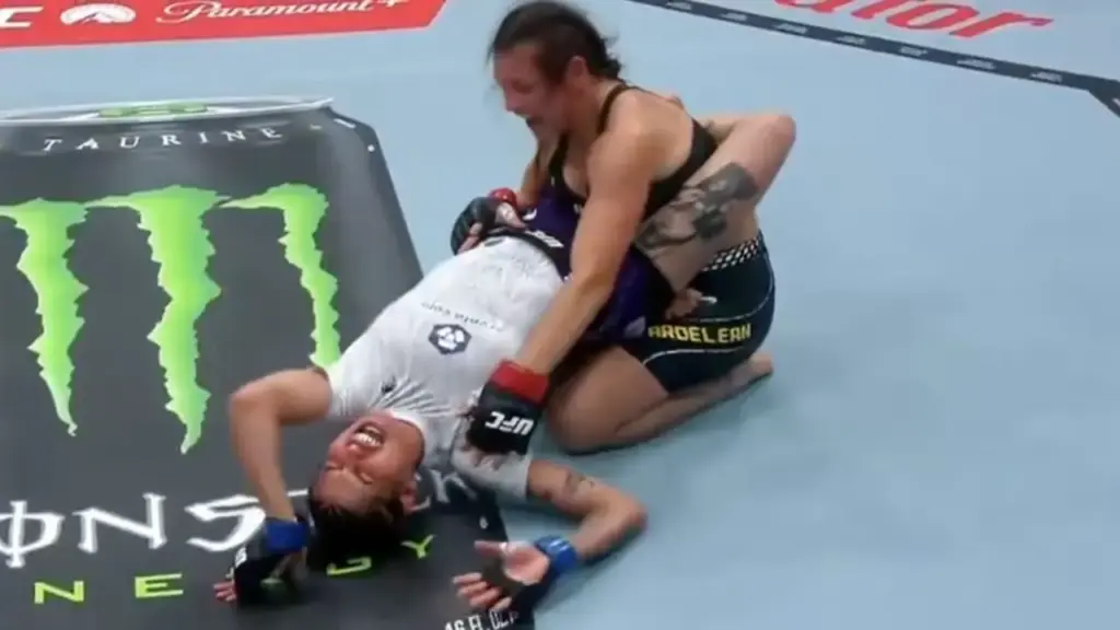 Nữ võ sĩ xin thua vì đòn khóa hiếm gặp ở UFC