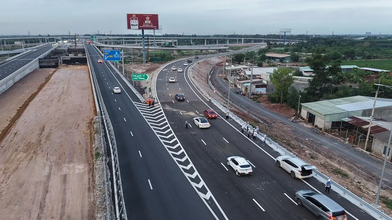 Nút giao kết nối cao tốc TP HCM - Dầu Giây với Biên Hòa - Vũng Tàu thông xe