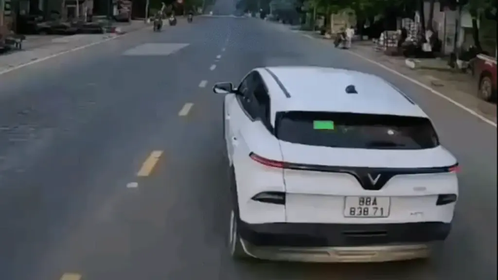 Ô tô lạng lách trên đường, người dân ghi hình báo Cục trưởng CSGT xử lý