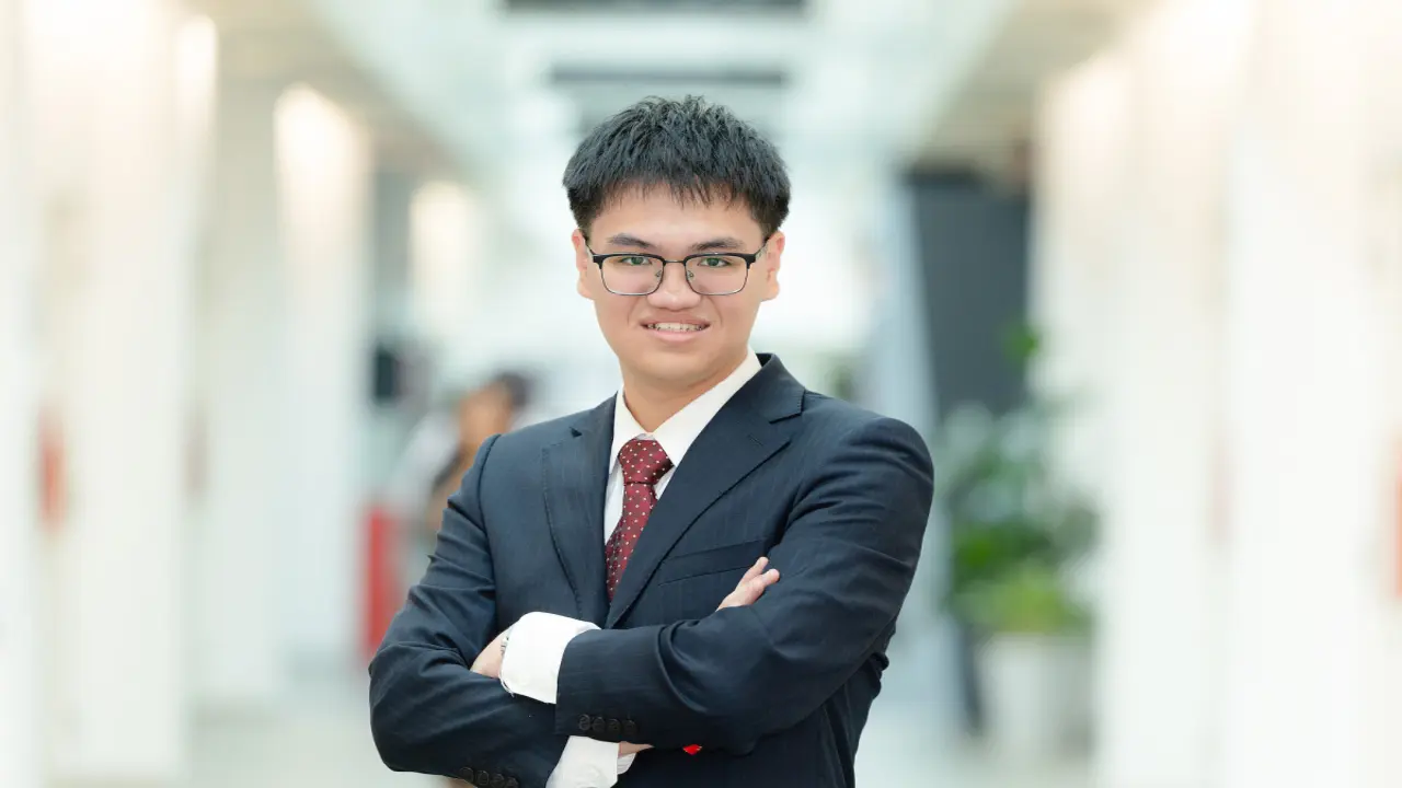 Ôm máy tính cũ chinh phục hàng chục giải lập trình khắp thế giới