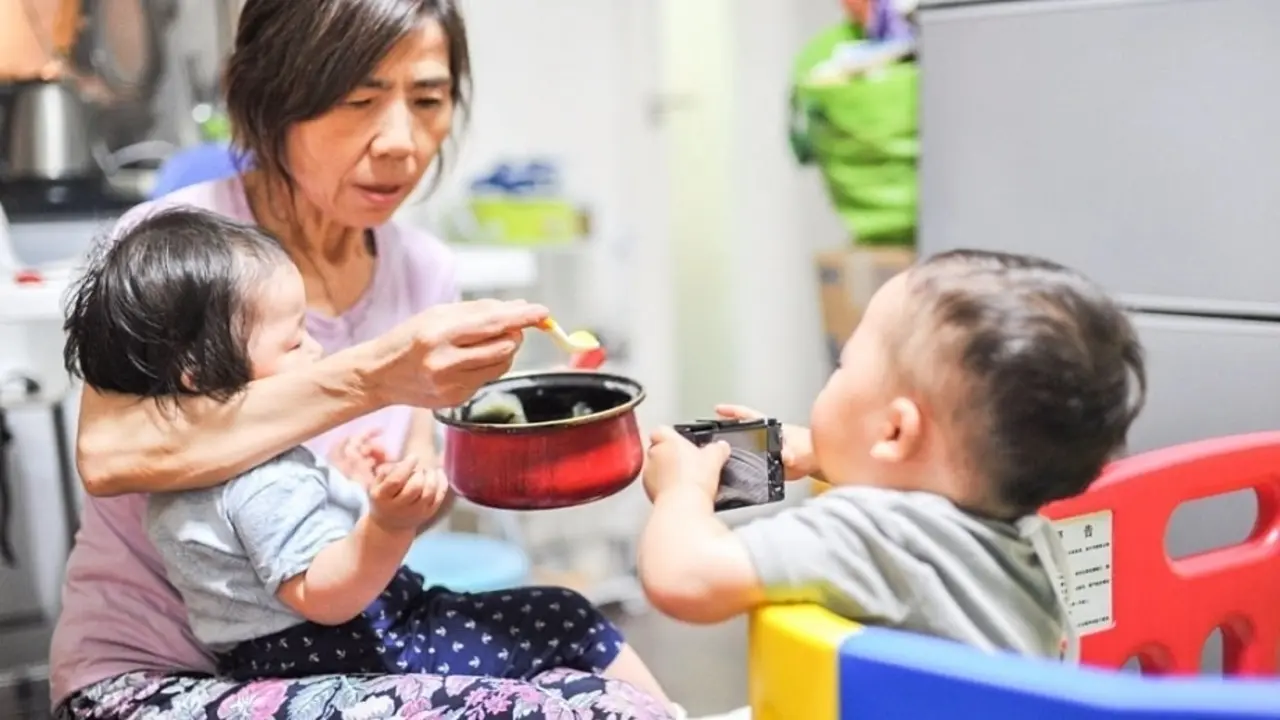 Ông bà kiệt sức vì trông cháu suốt mấy tháng nghỉ hè