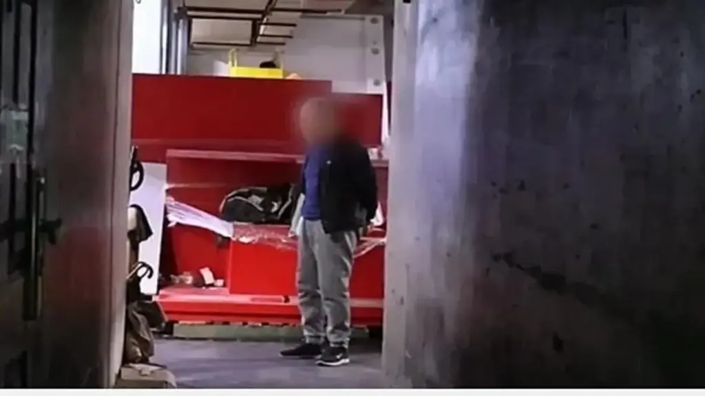 Ông lão giàu có 10 năm ngủ ở vỉa hè cửa siêu thị