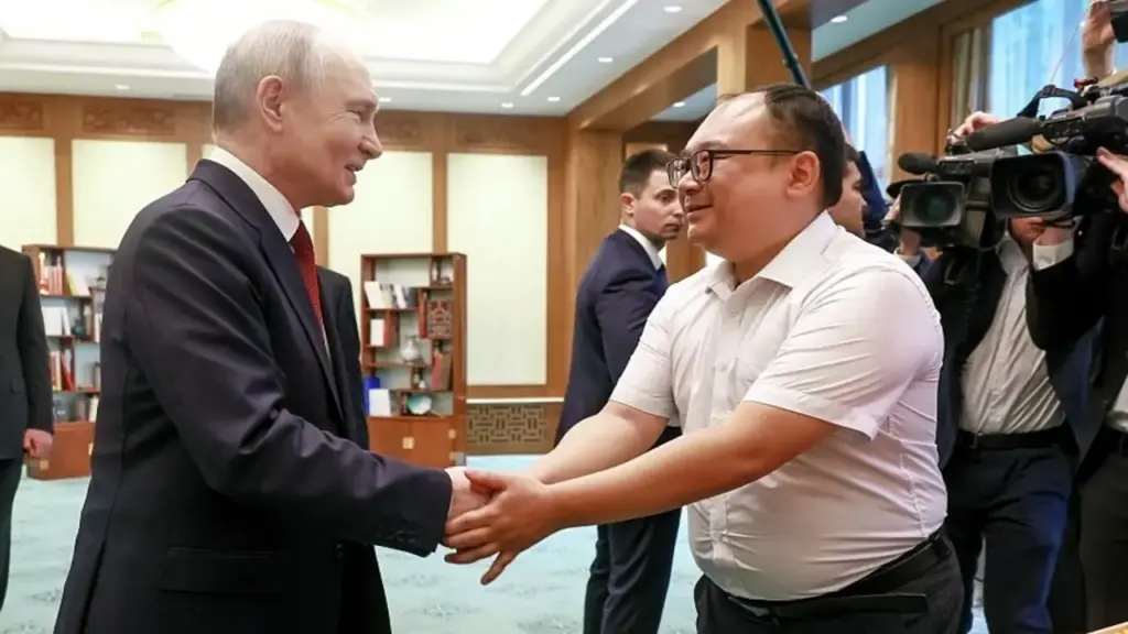 Ông Putin gặp lại 'cậu bé' chụp ảnh cùng ở Bắc Kinh 26 năm trước